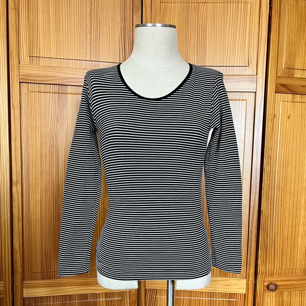 Bella Seamless Small Black & White Striped Fitted Figure Flattering Long Sleeve - Picture 2 of 6